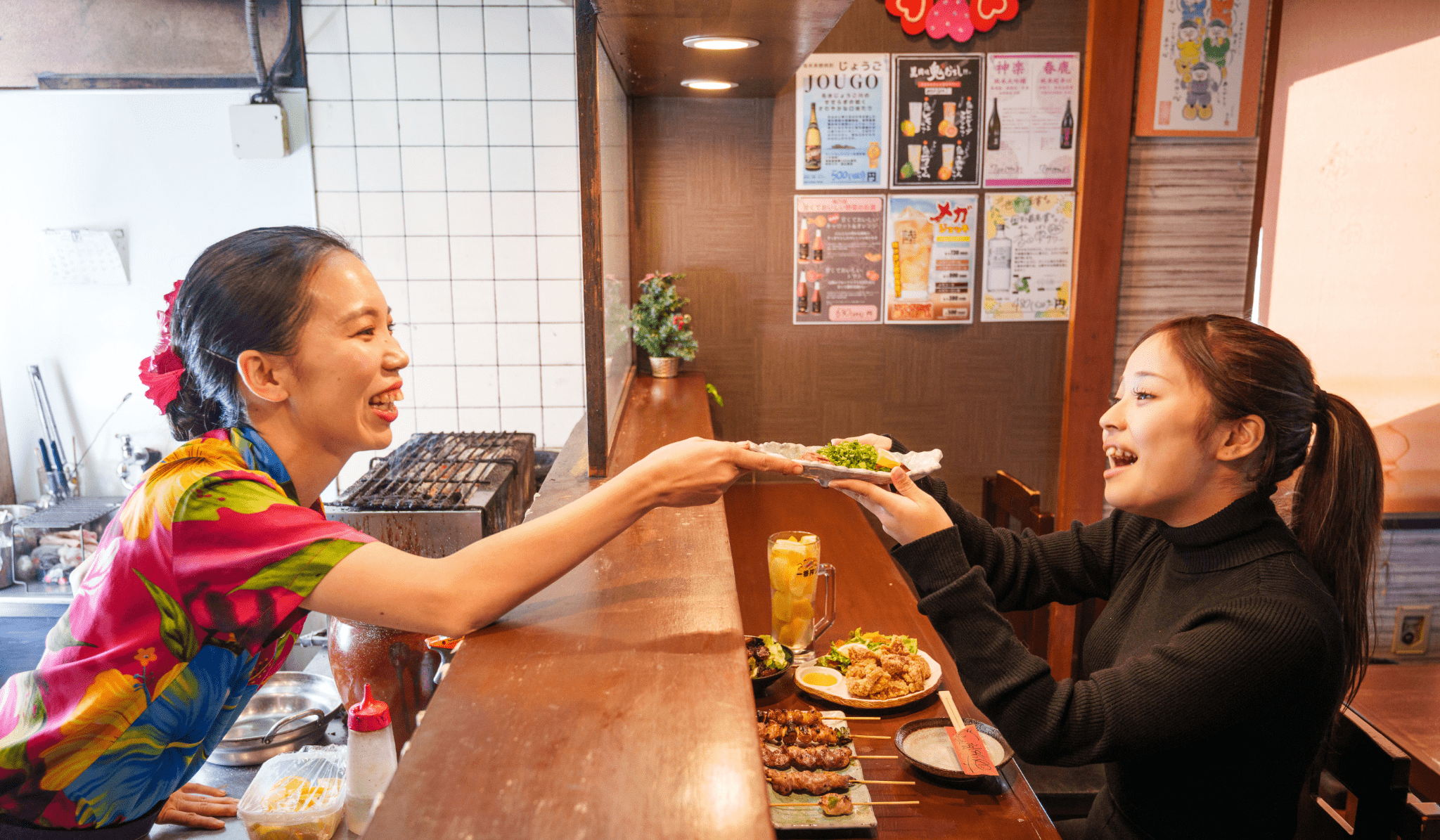 接客をするおしどり店主