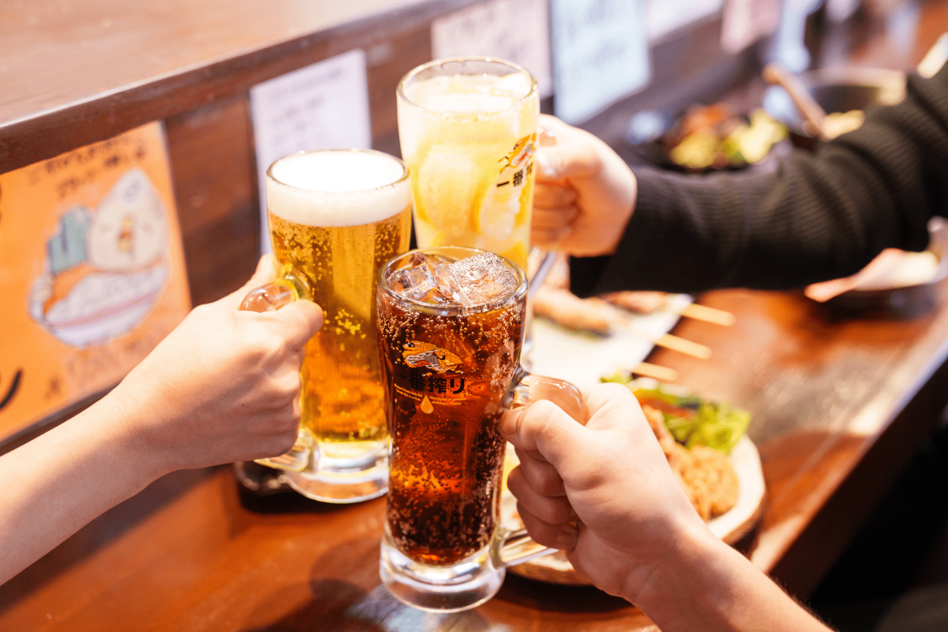 乾杯をする様子