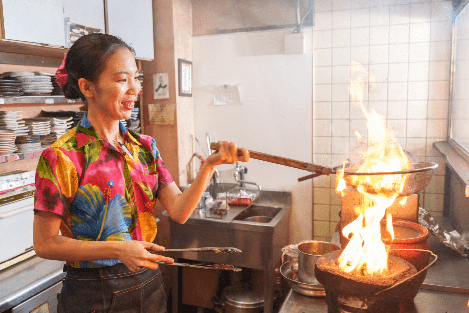 調理をするおしどり店主