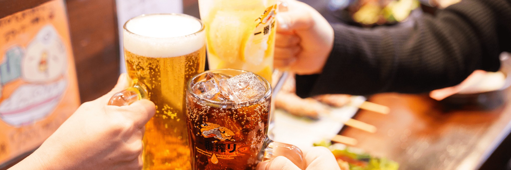 乾杯をする様子