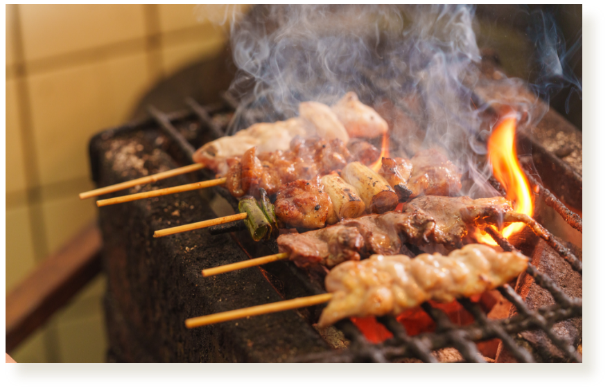 焼き鳥を炭火で焼く様子