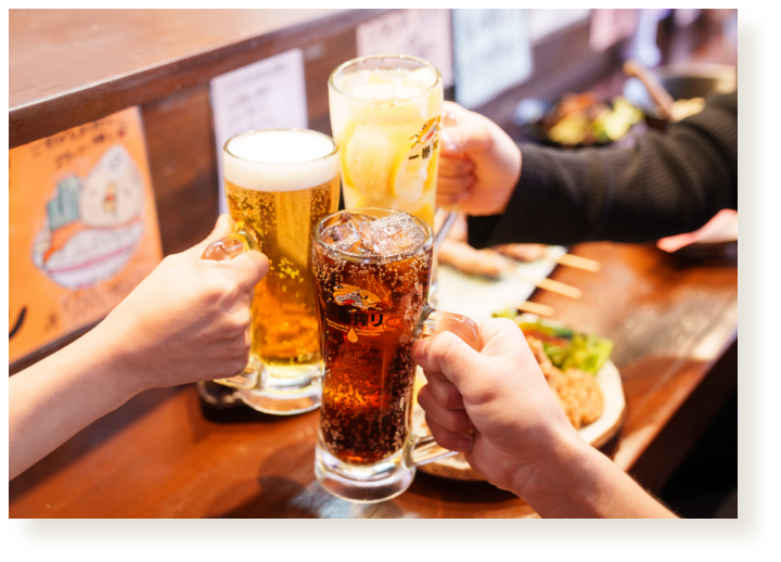 乾杯をする様子