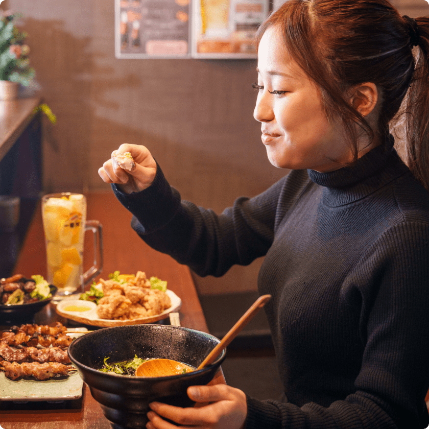 一人で食事を楽しむ女性