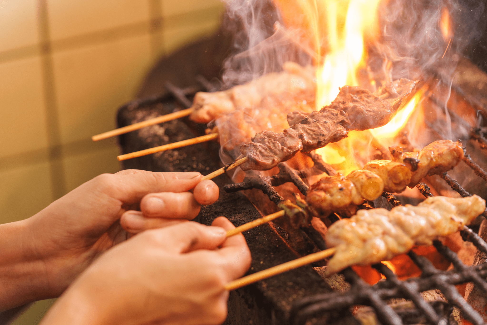 焼き鳥を炭火で焼く様子