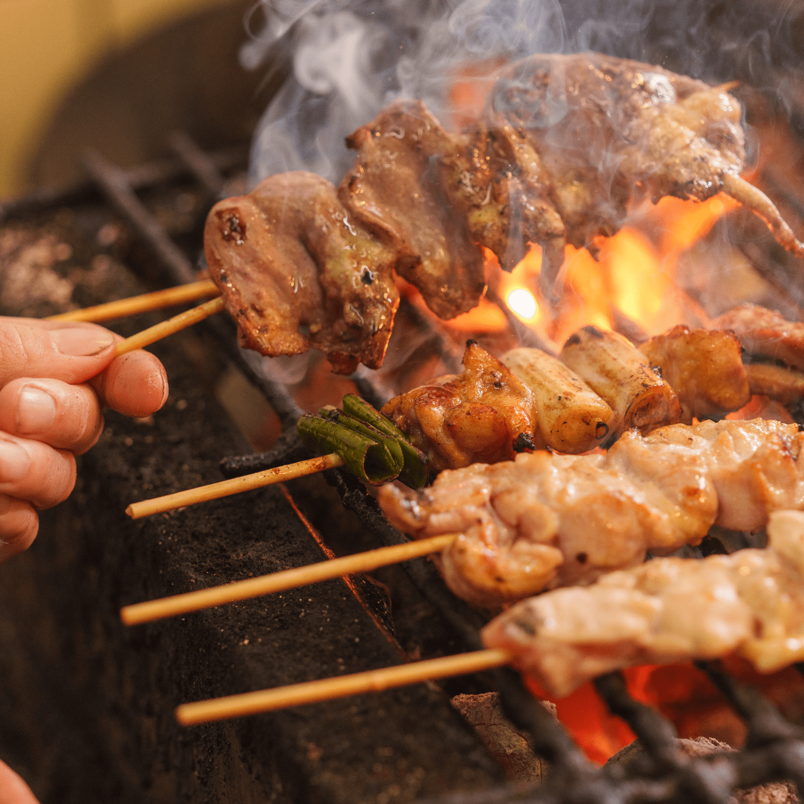 焼き鳥を炭火で焼く様子