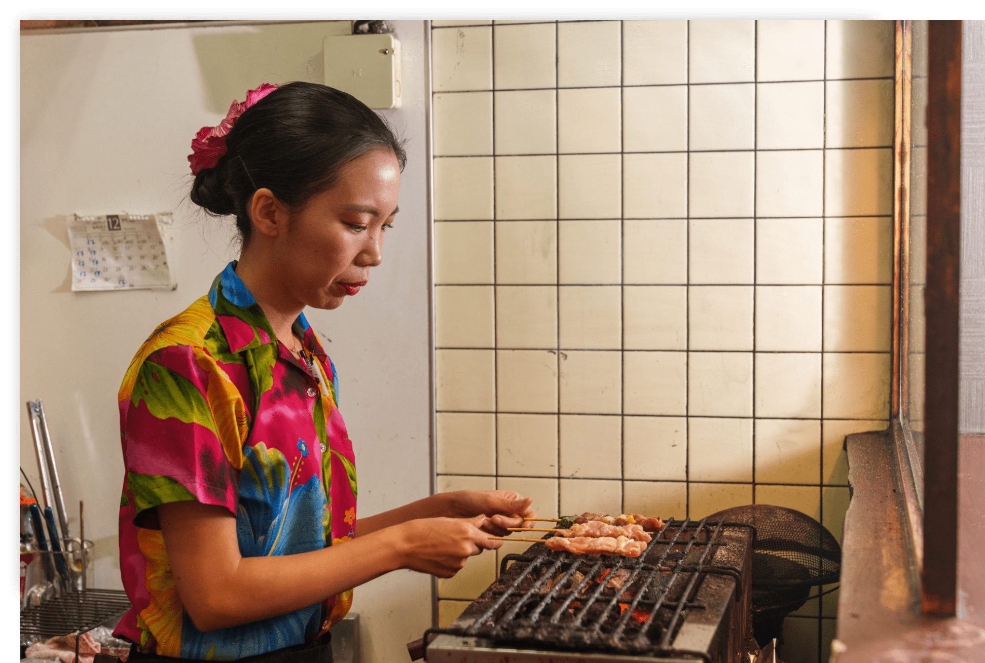 焼き鳥を炭火で焼く店主